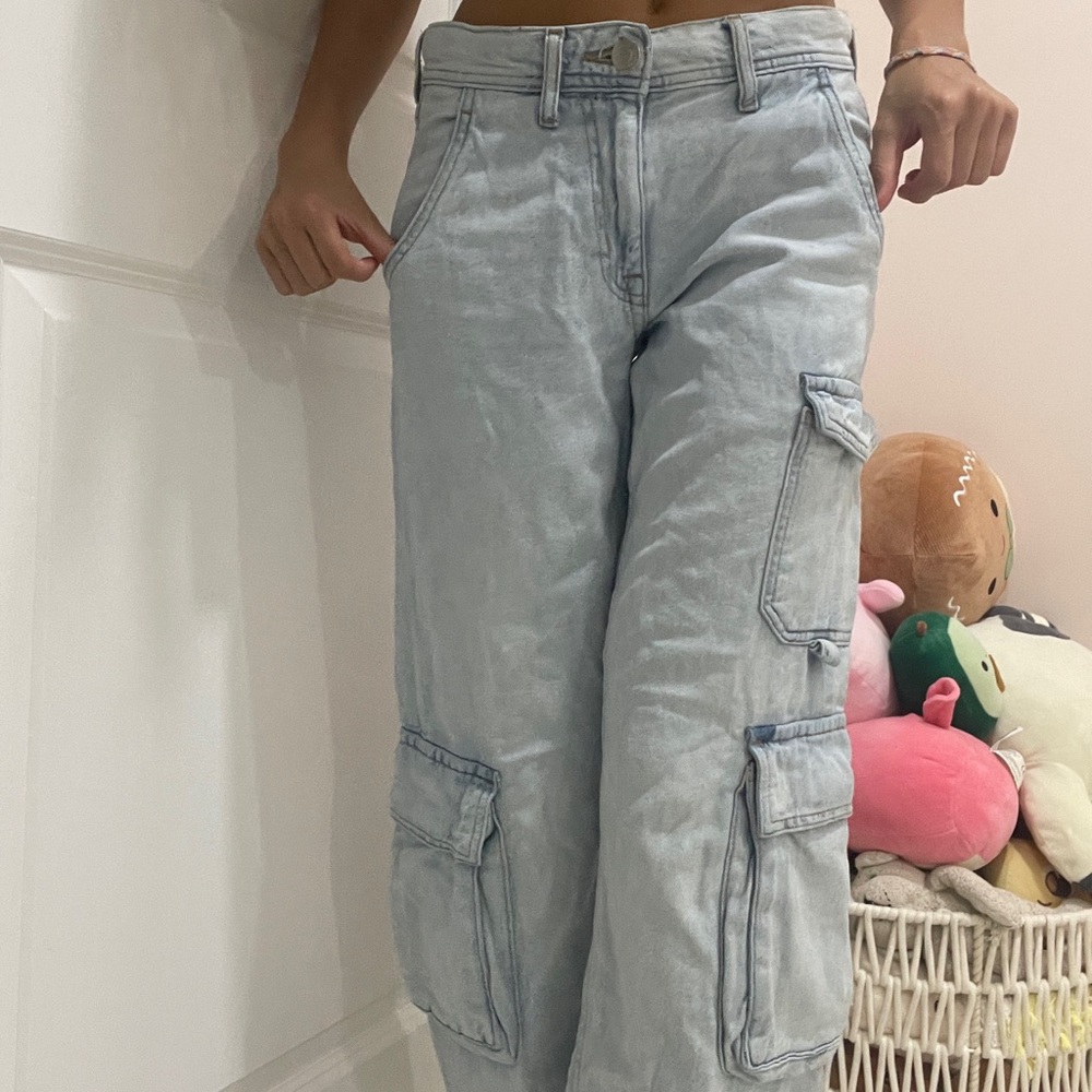 Aeropostale low rise cargo light wash jeans! SIZE 000 REG! like new condition!